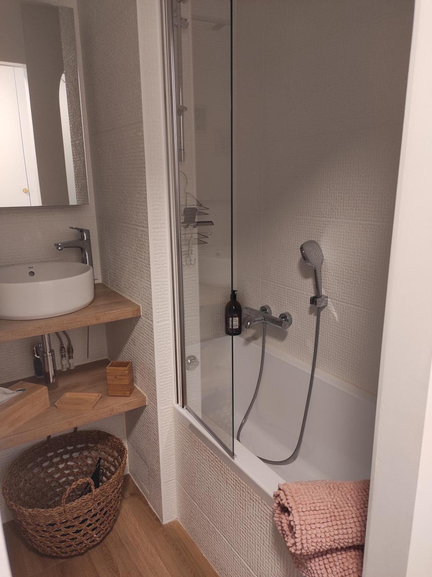 Appartement Dolce-vita 3 Etoiles, Climatise , 50m De La Et Aux Portes De Menton ,parking Gratuit *